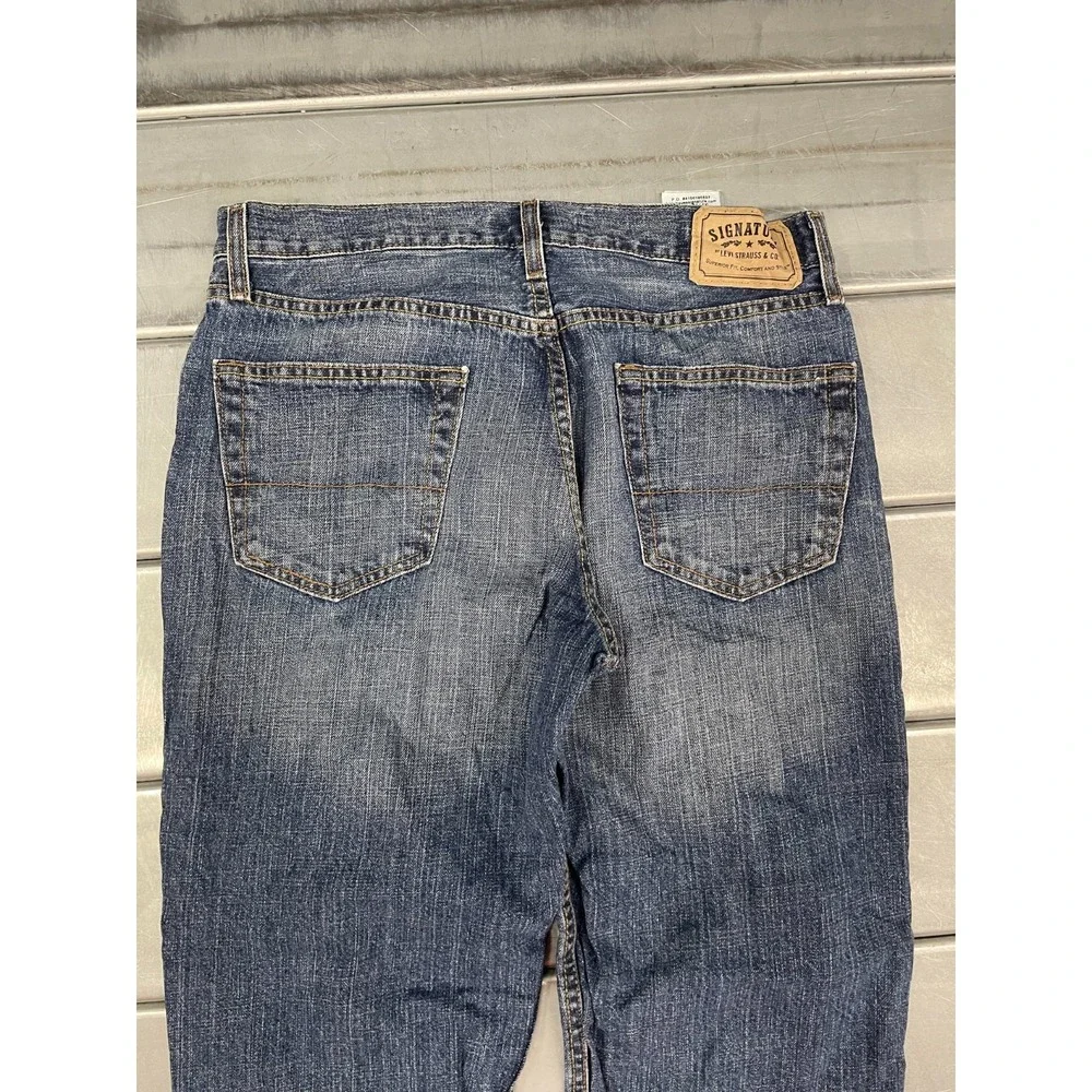 Signature Levis  Jeans Mens 33X29 Blue Medium Wash Denim Relaxed Leg 100% Cotton